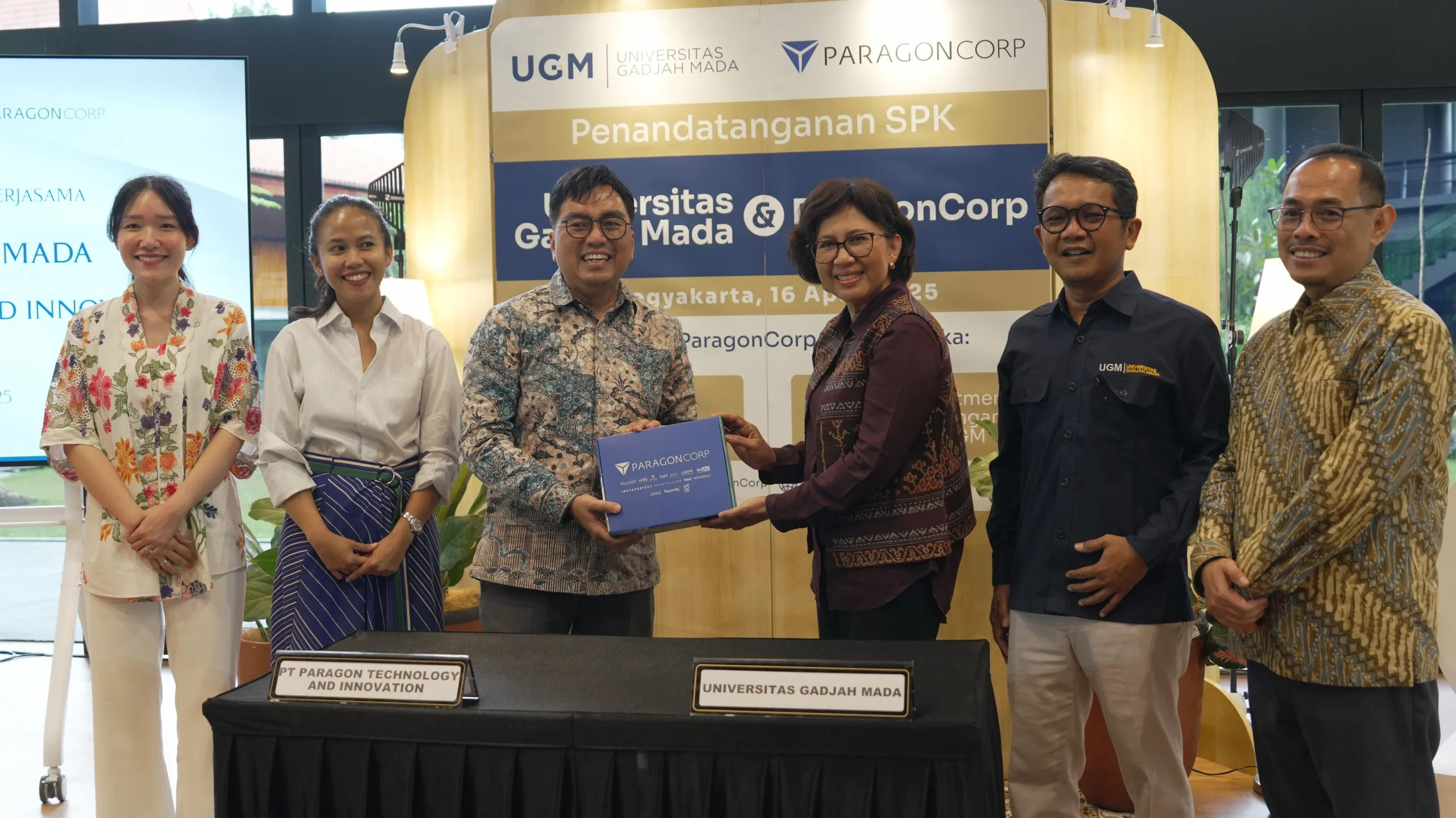 Penyerahan bingkisan sebagai simbol kerja sama strategis GIK UGM dan Paragon Corp di bawah naungan Universitas Gadjah Mada.