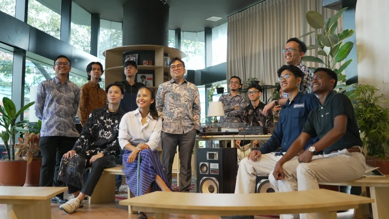 Foto bersama antara GIK UGM dan Paragon Corp usai acara penandatanganan kerja sama strategis di Universitas Gadjah Mada.