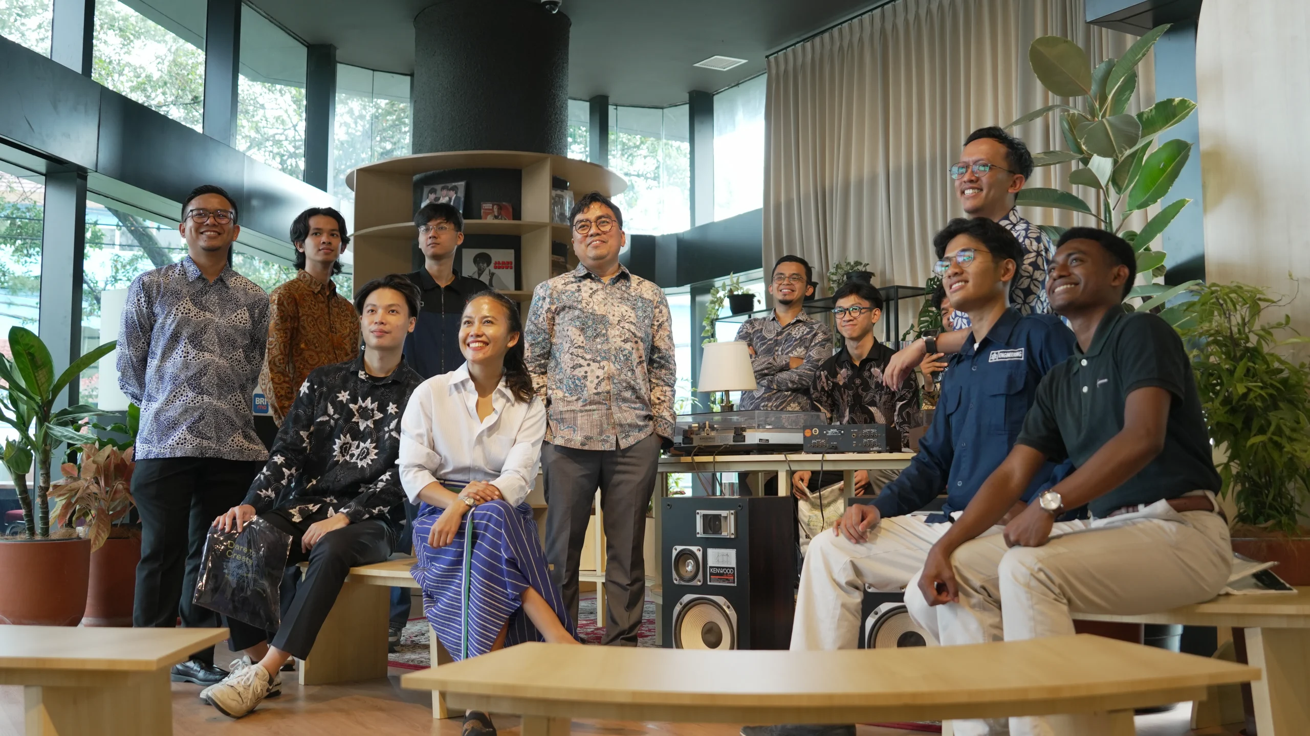 Foto bersama antara GIK UGM dan Paragon Corp usai acara penandatanganan kerja sama strategis di Universitas Gadjah Mada.