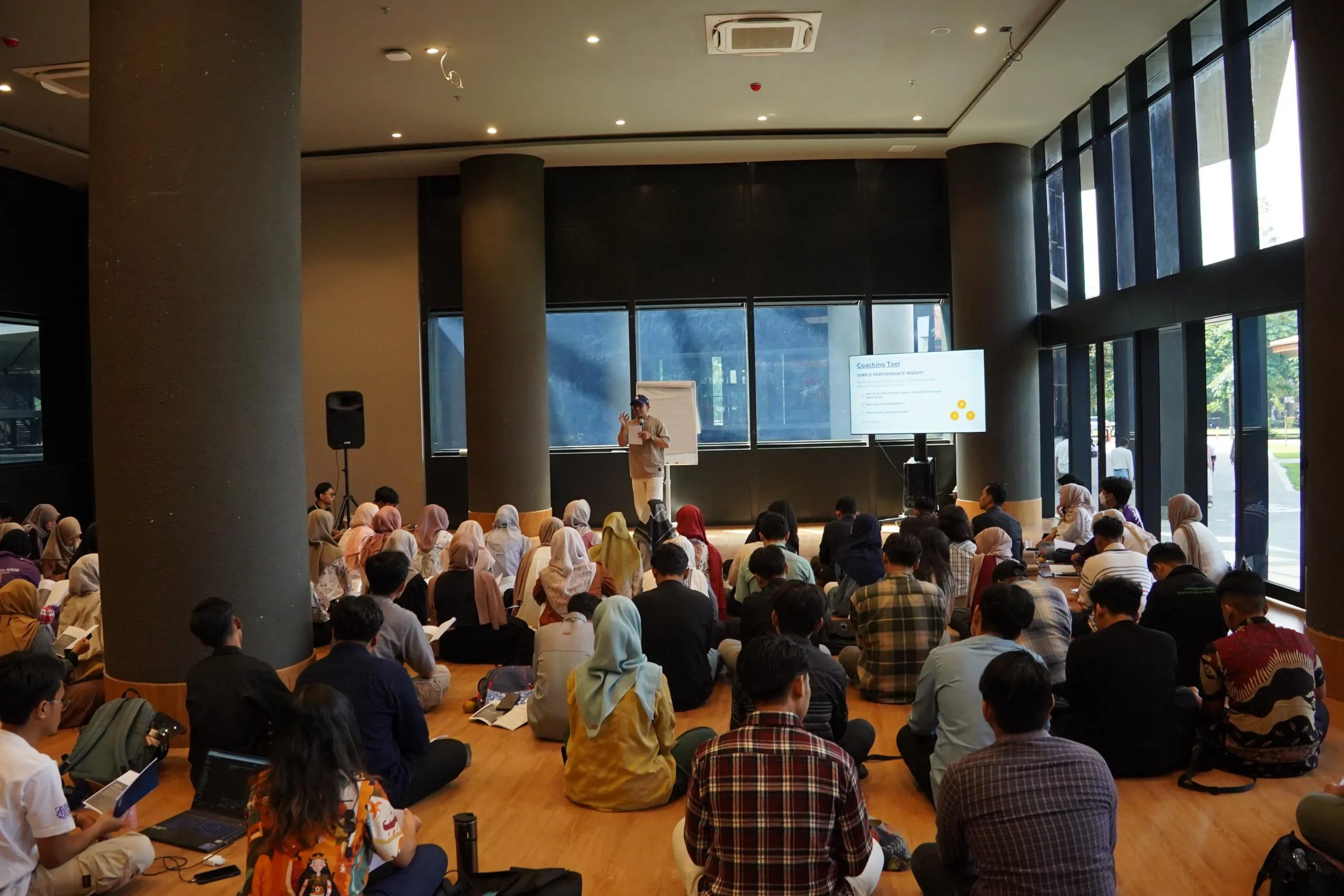 Para peserta sedang mencermati pemaparan materi