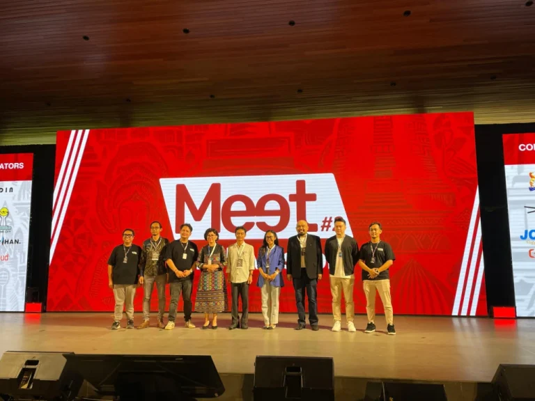 Para peserta dan pembicara berfoto bersama di acara Meet The Investor Yogyakarta 2025 yang mempertemukan startup, investor, dan inovator lokal di atas panggung utama.