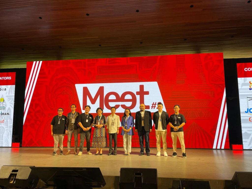 Para peserta dan pembicara berfoto bersama di acara Meet The Investor Yogyakarta 2025 yang mempertemukan startup, investor, dan inovator lokal di atas panggung utama.