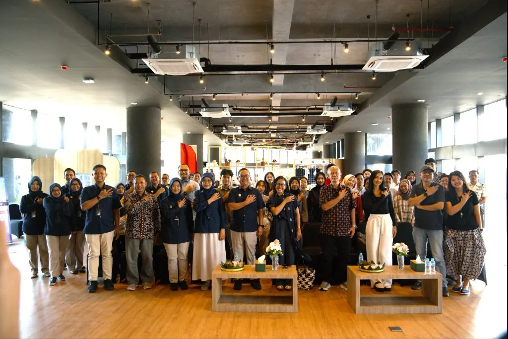 Peserta dan narasumber berfoto bersama dalam kampanye budaya safety campus di GIK UGM