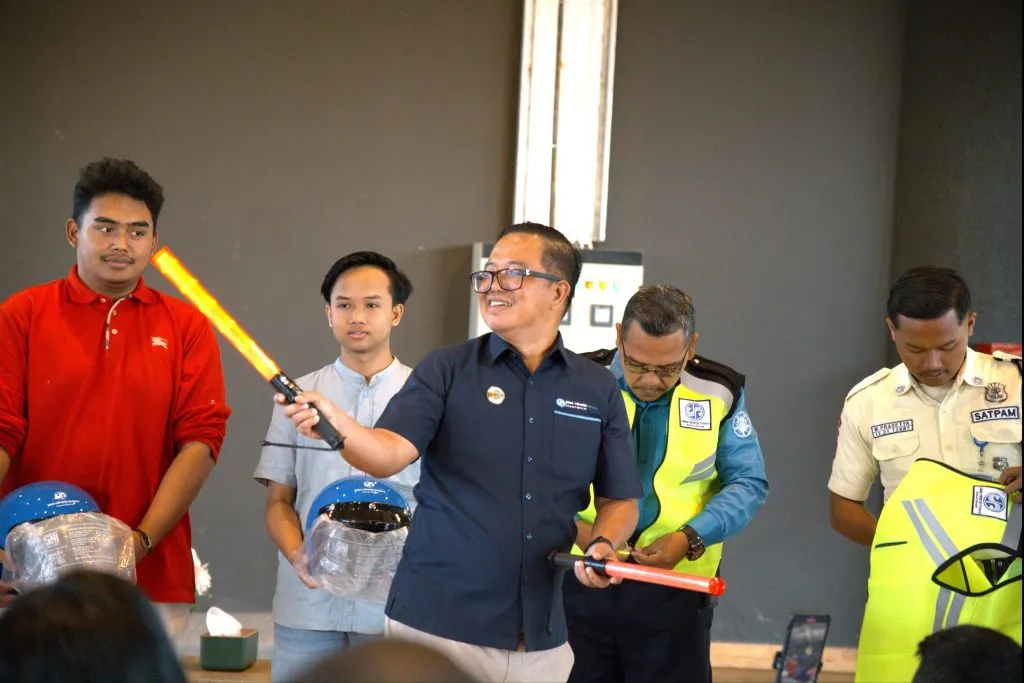 Demonstrasi penggunaan alat keselamatan berkendara oleh perwakilan PT Jasa Raharja Putra dalam mendukung budaya safety campus