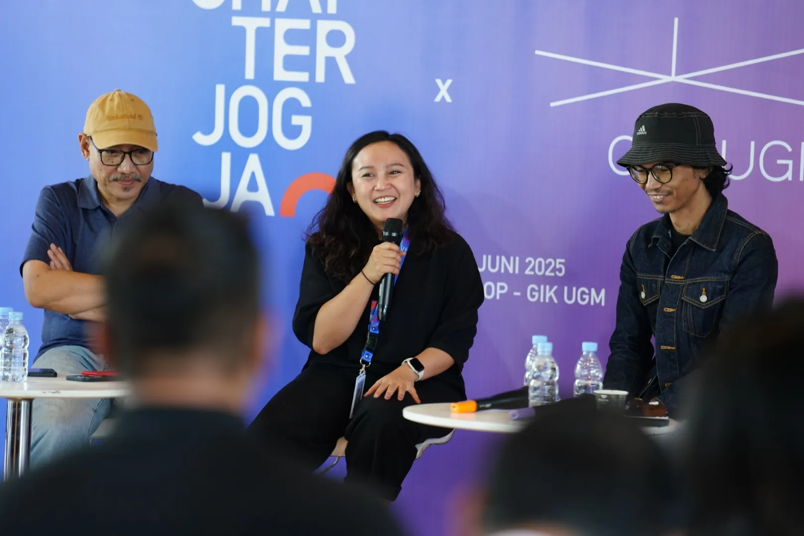 Ignatia Nilu berdiskusi bersama komunitas seni Sakato dan MES 56 di konferensi pers Chapter Jogja