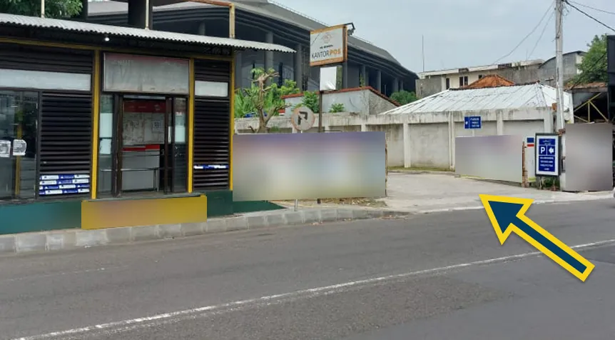 Tampak gerbang masuk parkiran GIK UGM dilihat dari arah utara Jalan Persatuan, dekat kantor pos dan tangga gedung GIK.