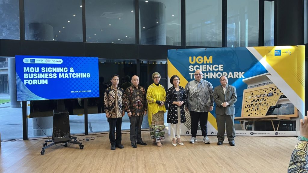 Pimpinan UGM, Martha Tilaar Group, dan GETI Exporthub berfoto bersama usai penandatanganan MoU dalam forum bisnis dan inovasi di UGM Science Technopark