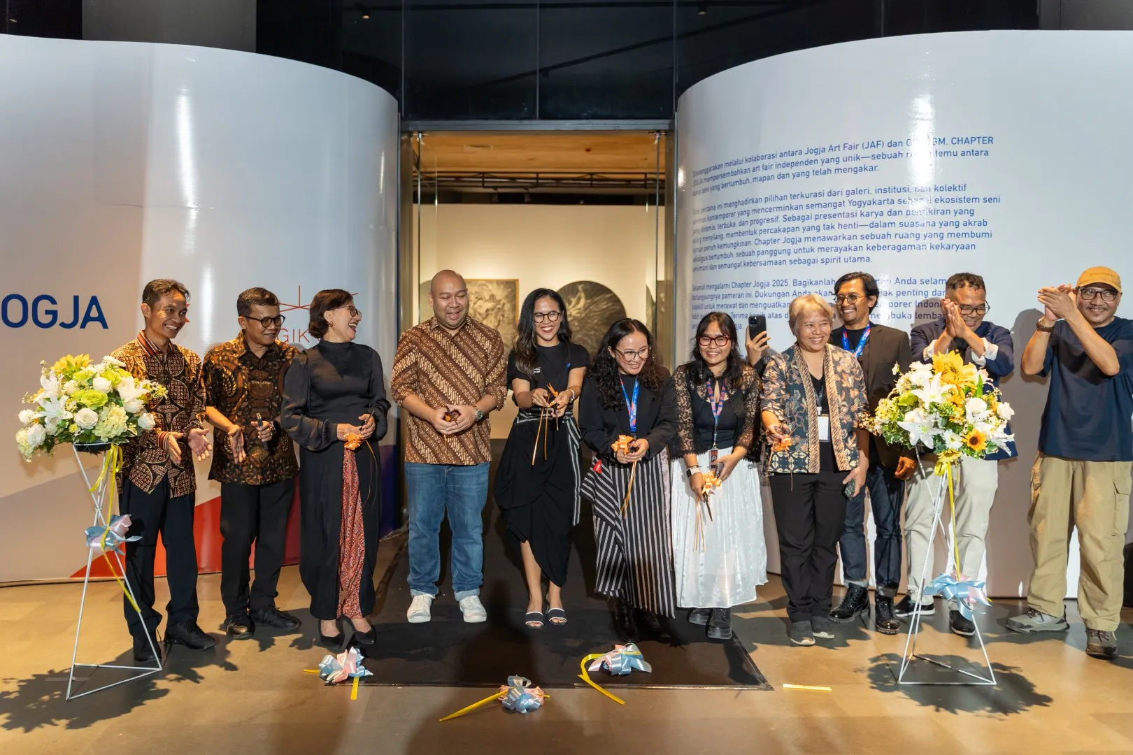 Momen pembukaan resmi Chapter Jogja Art Fair 2025 di GIK UGM Yogyakarta, dengan para kurator dan tamu kehormatan melakukan seremoni pemotongan pita.