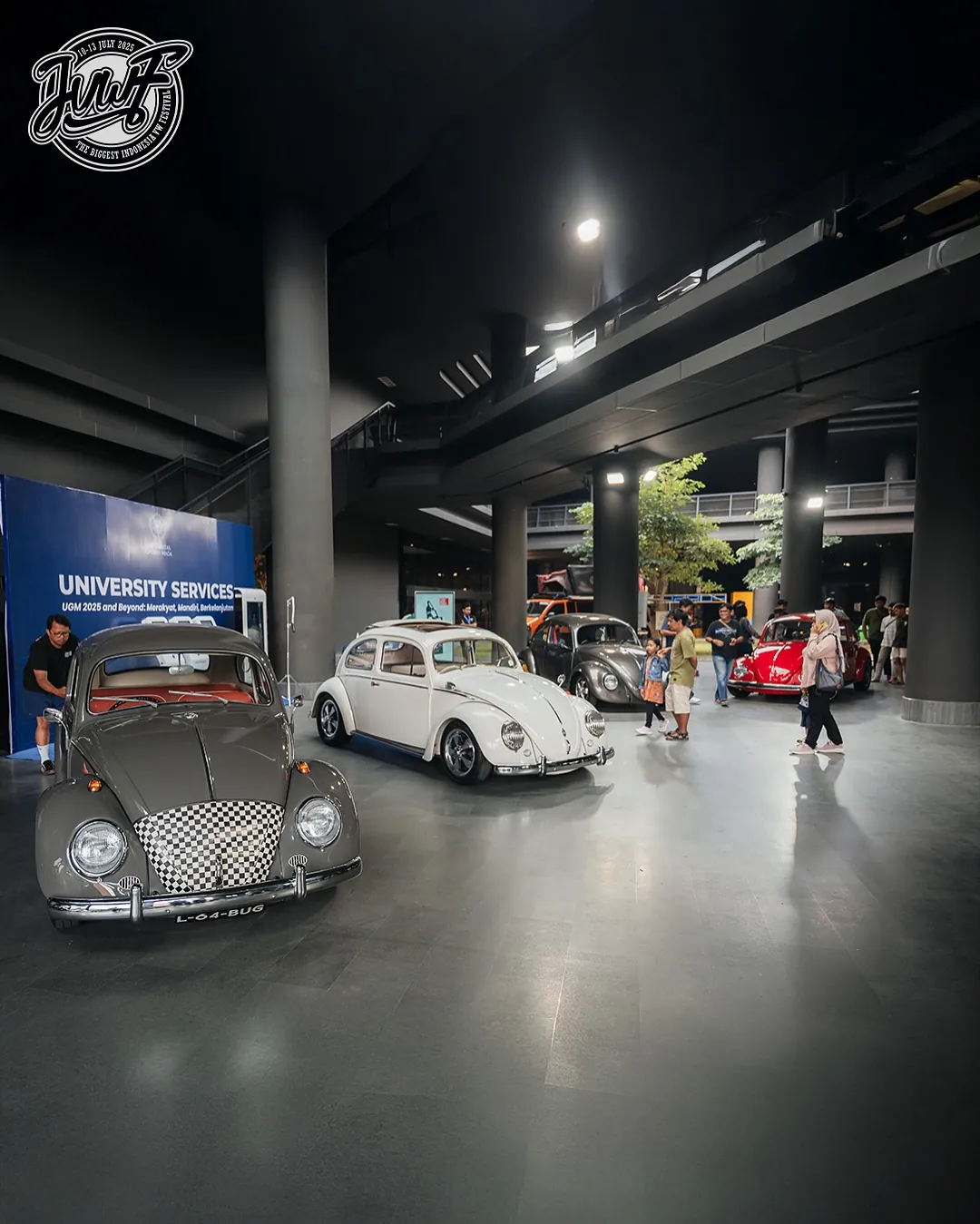 Suasana pameran mobil Volkswagen lintas generasi di Jogja Volkswagen Festival 2025 di GIK UGM dengan pengunjung menikmati koleksi klasik dan modern.