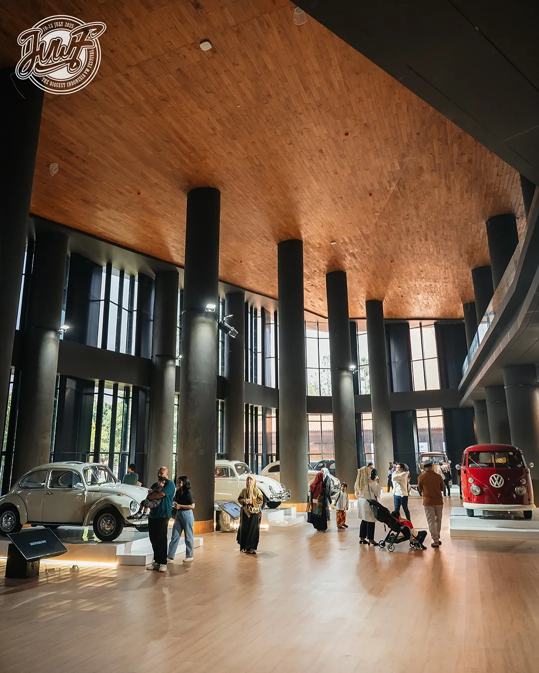 Deretan VW Beetle klasik dan modifikasi dipamerkan dalam Jogja Volkswagen Festival 2025 di GIK UGM, menarik perhatian banyak pengunjung.