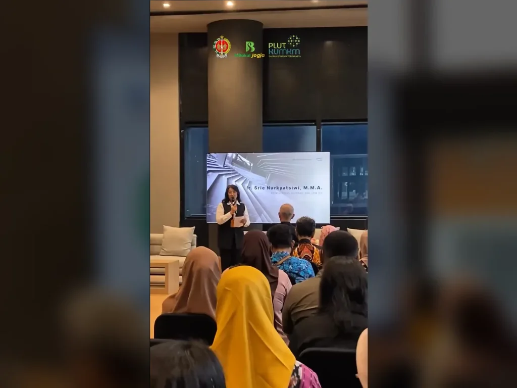 Seorang pembicara memberikan sambutan di depan peserta Tenant Gathering GIK UGM 2025, acara yang mempertemukan UMKM, startup, dan mitra strategis di Yogyakarta.