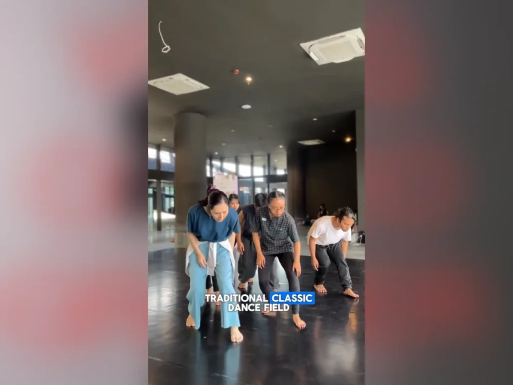 Peserta Masterclass Koreografi GIK Lab Seni berlatih koreografi bersama Miho Ryu di GIK UGM Yogyakarta