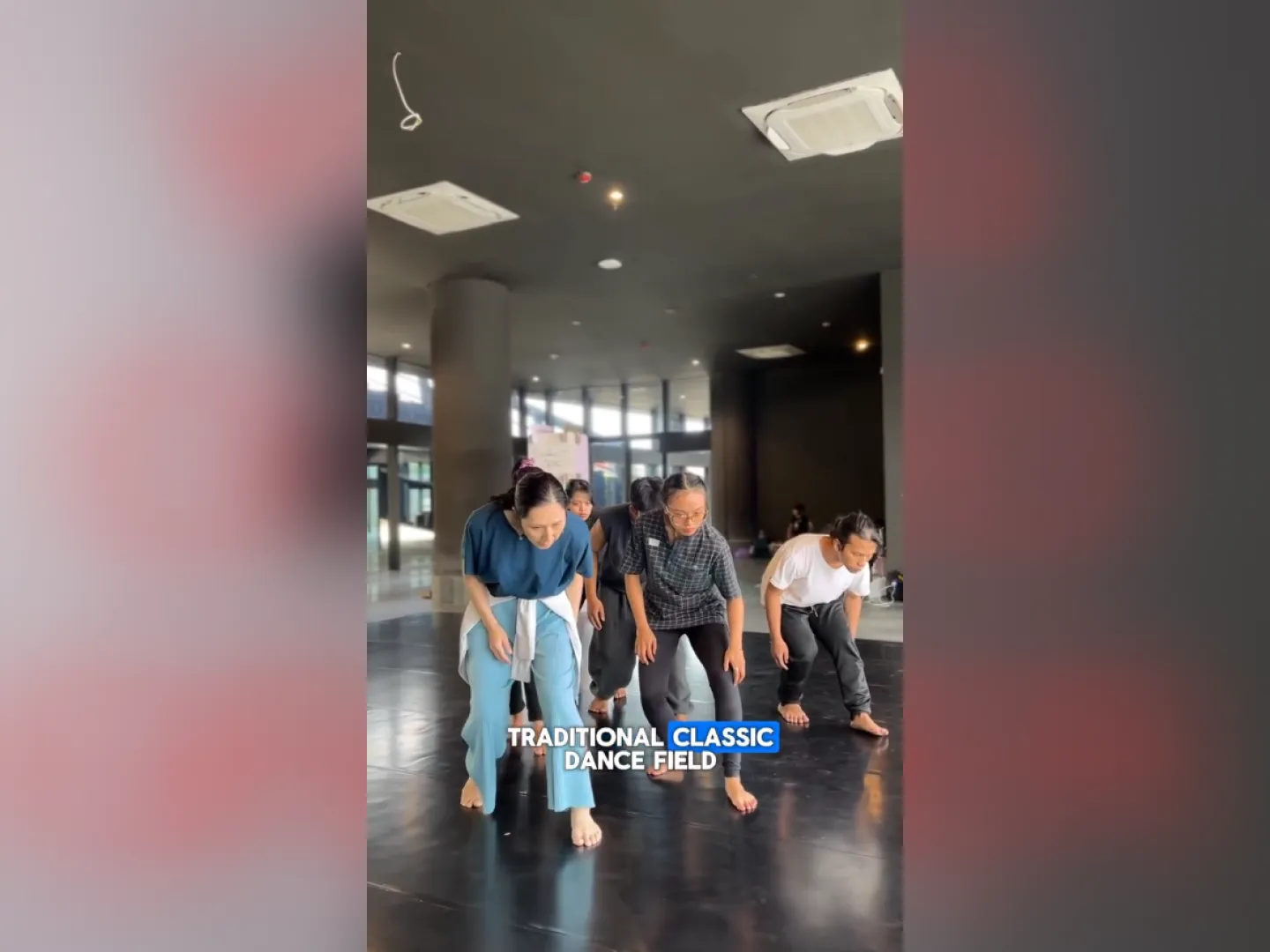 Peserta Masterclass Koreografi GIK Lab Seni berlatih koreografi bersama Miho Ryu di GIK UGM Yogyakarta