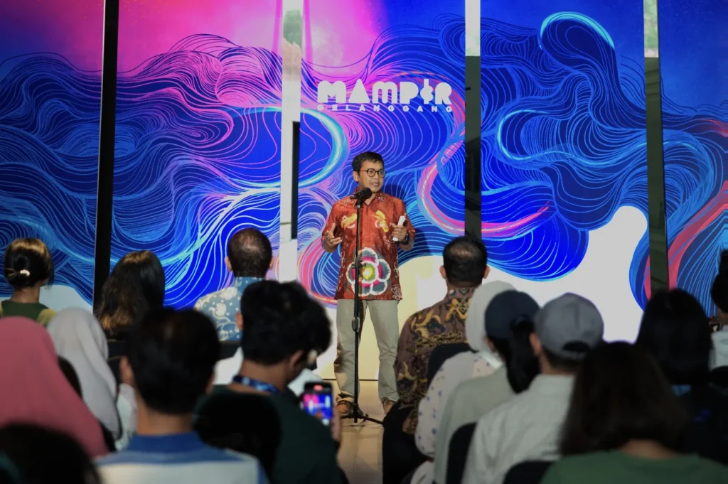 Seorang pembicara membuka Pameran Perdana Galeri Bulaksumur UGM “Mampir Gelanggang” di Gelanggang Inovasi & Kreativitas UGM.