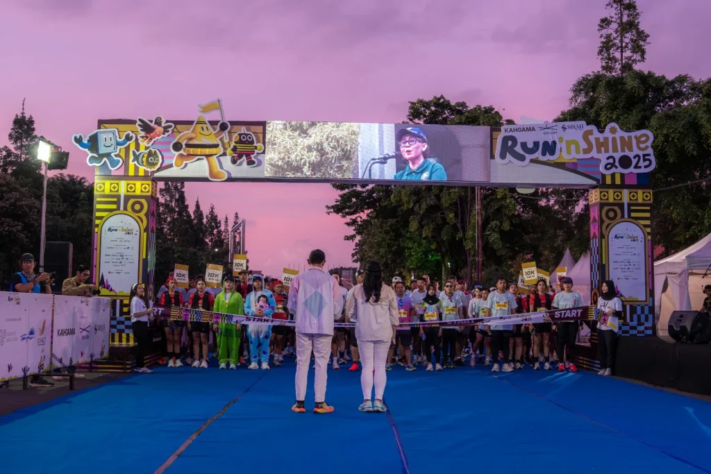Suasana peserta bersiap di garis start sebelum flag off dalam Keseruan Run'nshine UGM 2025.
