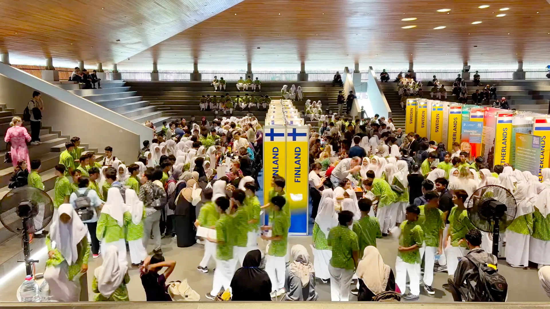 Ribuan pengunjung memenuhi area pameran Global EduFair GIK UGM 2025 di GIK UGM, dengan booth dari berbagai universitas internasional seperti Finlandia dan Swedia.
