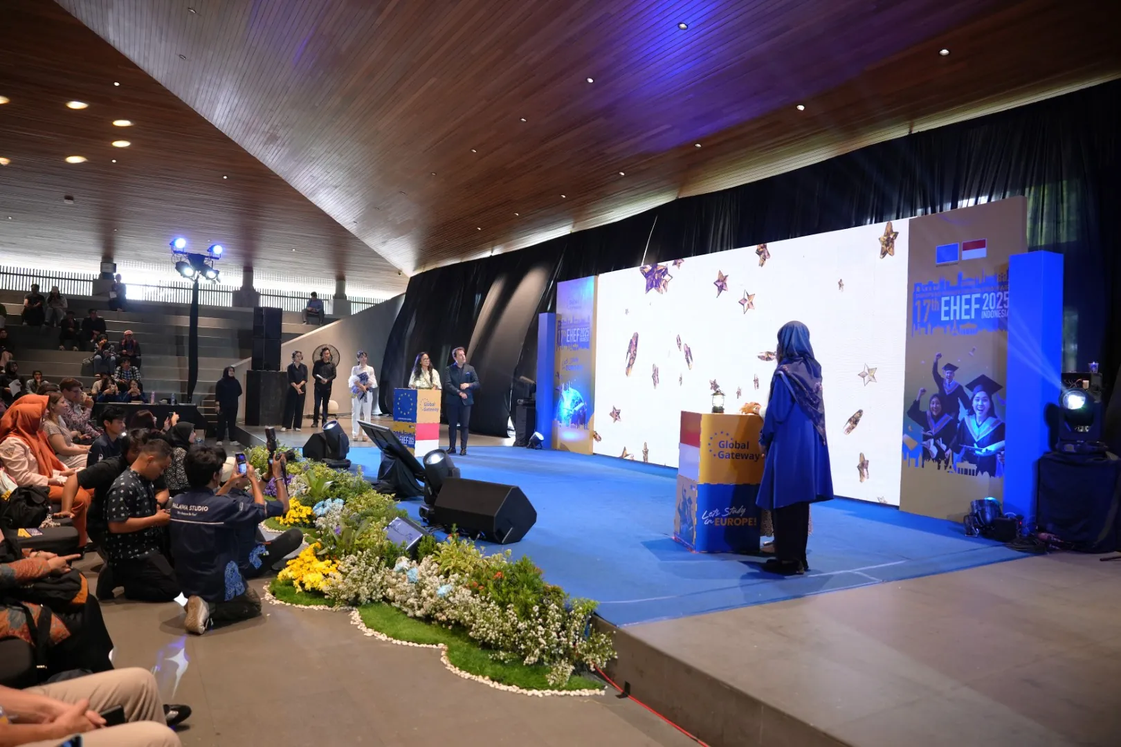 Suasana pembukaan Global EduFair GIK UGM 2025 di auditorium GIK UGM, menampilkan sambutan dari perwakilan universitas dan mitra internasional di atas panggung.