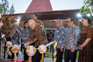 Dato’ Dr. Low Tuck Kwong didampingi Menko PMK Prof. Pratikno, Rektor UGM Prof. Ova Emilia, dan perwakilan Purnomo Yusgiantoro Center melakukan pemotongan pita sebagai simbol peresmian Asosiasi Penerima Beasiswa Dato’ Dr. Low Tuck Kwong–PYC di Gelanggang Inovasi dan Kreativitas UGM.