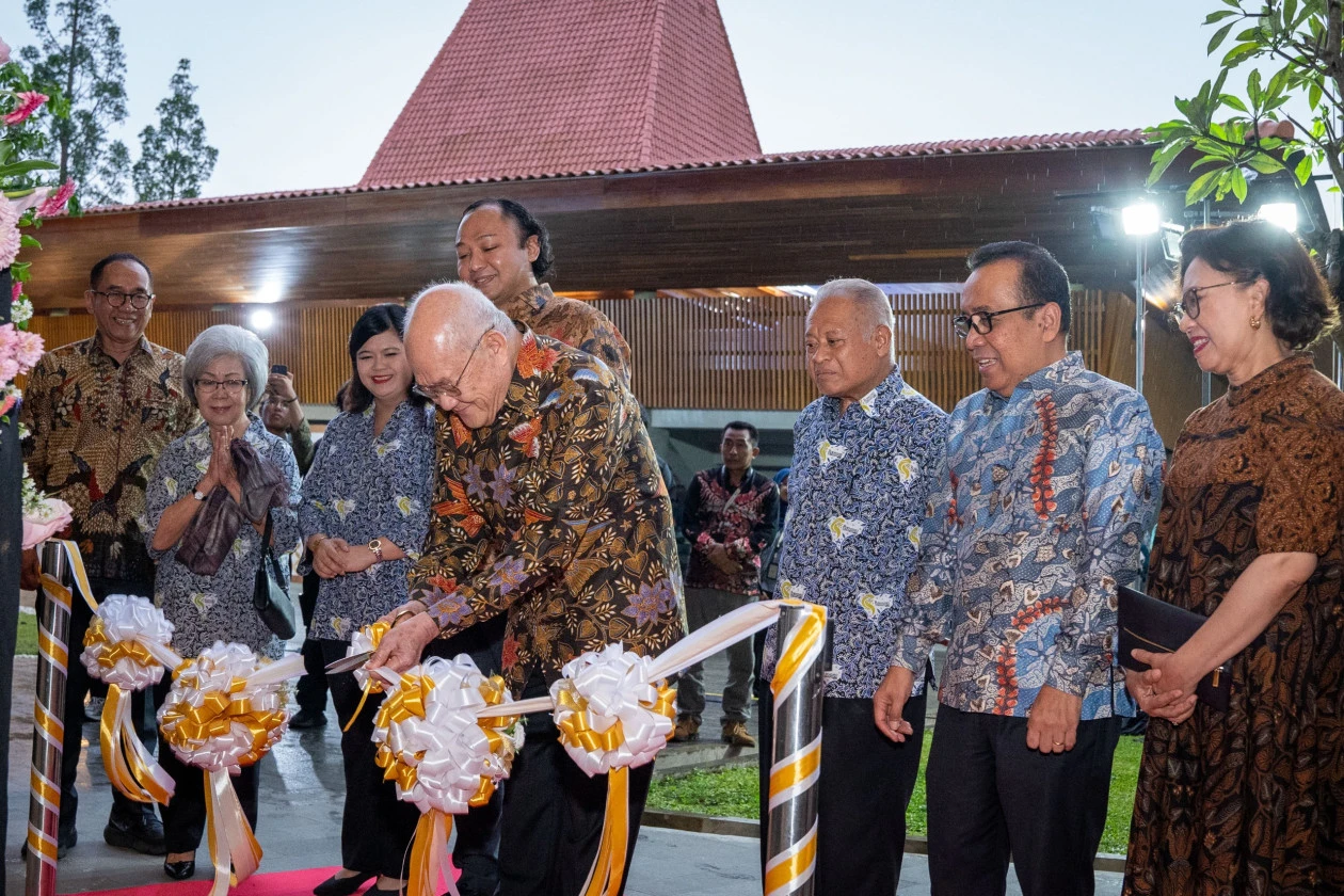 Dato’ Dr. Low Tuck Kwong didampingi Menko PMK Prof. Pratikno, Rektor UGM Prof. Ova Emilia, dan perwakilan Purnomo Yusgiantoro Center melakukan pemotongan pita sebagai simbol peresmian Asosiasi Penerima Beasiswa Dato’ Dr. Low Tuck Kwong–PYC di Gelanggang Inovasi dan Kreativitas UGM.