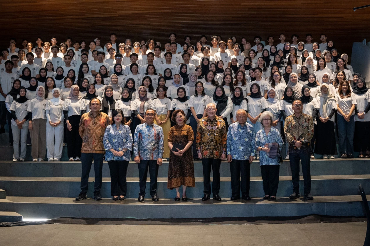 Sejumlah penerima Beasiswa Dato’ Dr. Low Tuck Kwong–Purnomo Yusgiantoro Center berfoto bersama Dato’ Dr. Low Tuck Kwong, Menko PMK Prof. Pratikno, dan Rektor UGM Prof. Ova Emilia di Gelanggang Inovasi dan Kreativitas UGM setelah acara peresmian asosiasi penerima beasiswa.