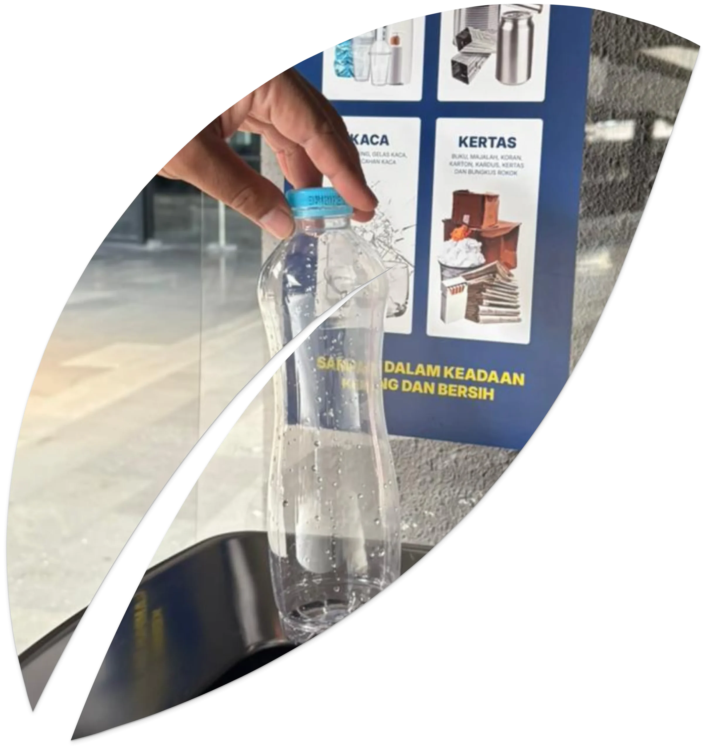 Partisipan memasukkan botol plastik ke dalam tempat sampah pilah kategori daur ulang pada program GIK Pilah Sampah - GIK Green Cycle.