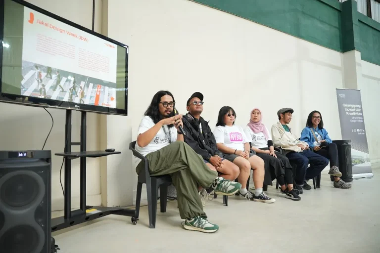 Narasumber dari GIK UGM dan kolaborator Jakal Design Week memaparkan program dalam sesi press conference di Media Gathering Play & Connect, Jogja Padel, 31 Januari 2026.