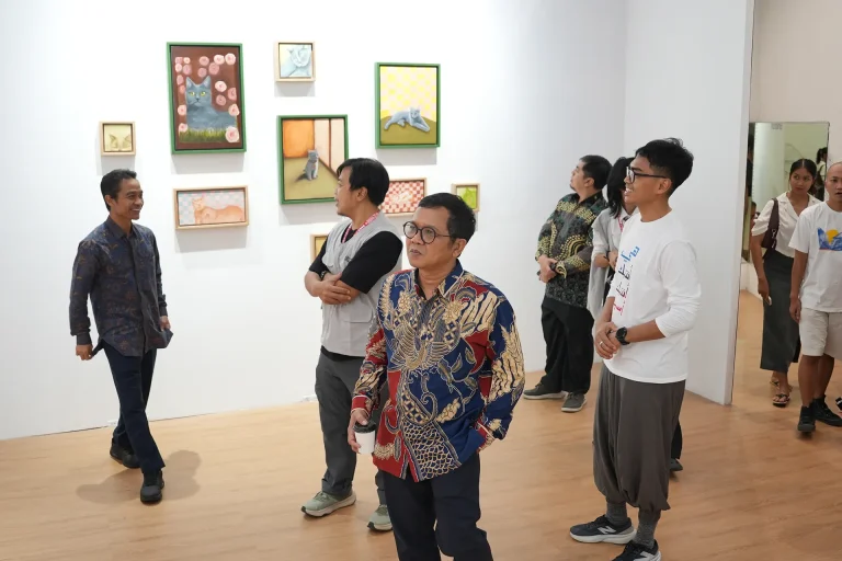 Pengunjung mengamati lukisan kucing di pameran seni rupa Datang Gelanggang, Galeri Bulaksumur GIK UGM