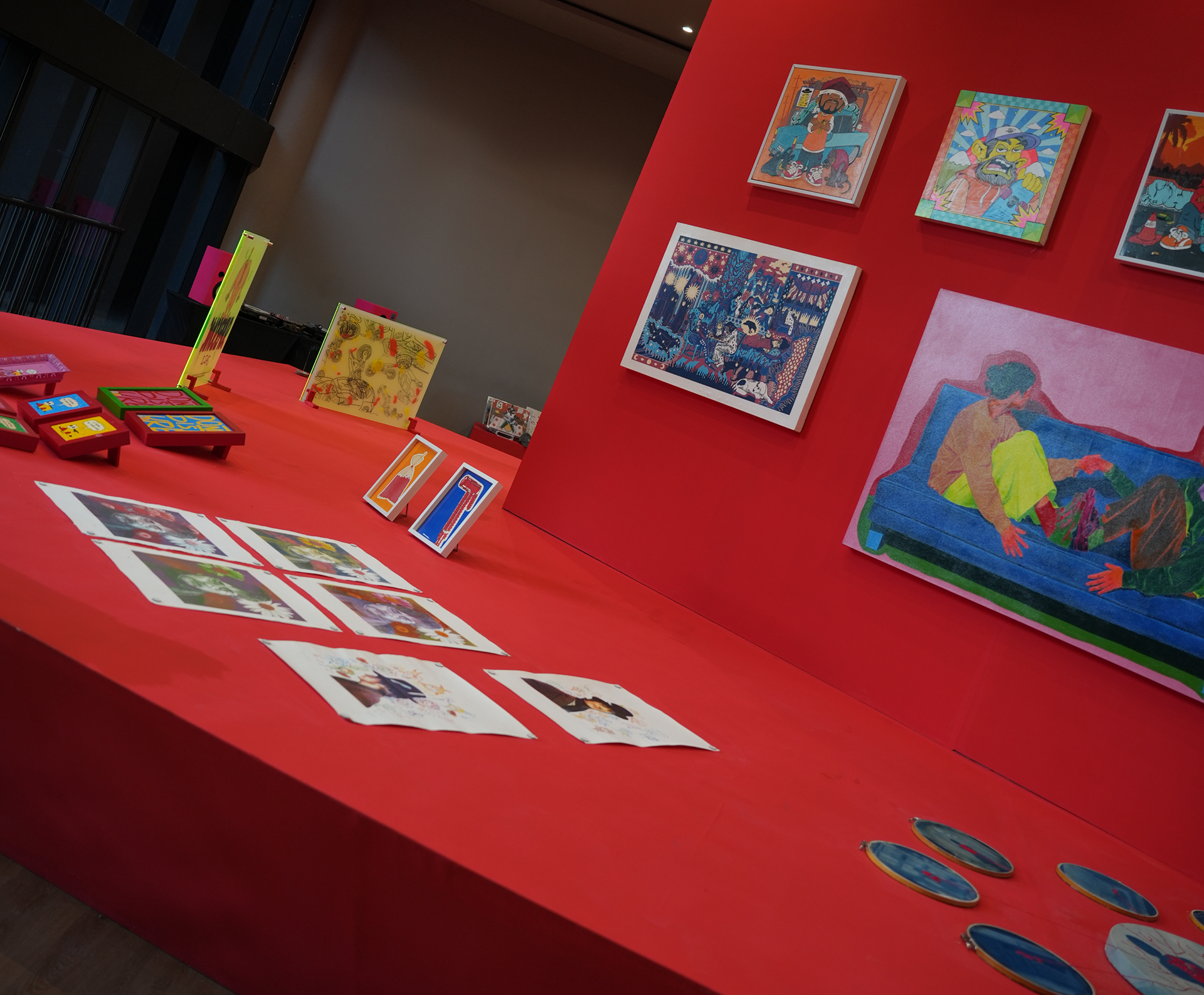 Karya seni warna-warni dalam pameran Kelana Lini dipajang di dinding merah GIK UGM