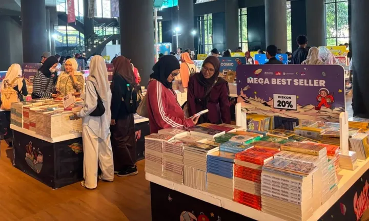 Suasana Semesta Buku Yogyakarta di GIK UGM, pengunjung memilih buku di area Student Center Gelanggang Inovasi dan Kreativitas UGM