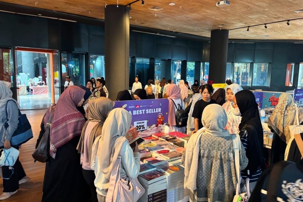 Suasana Semesta Buku Yogyakarta di GIK UGM, pengunjung memilih buku di area Student Center Gelanggang Inovasi dan Kreativitas UGM