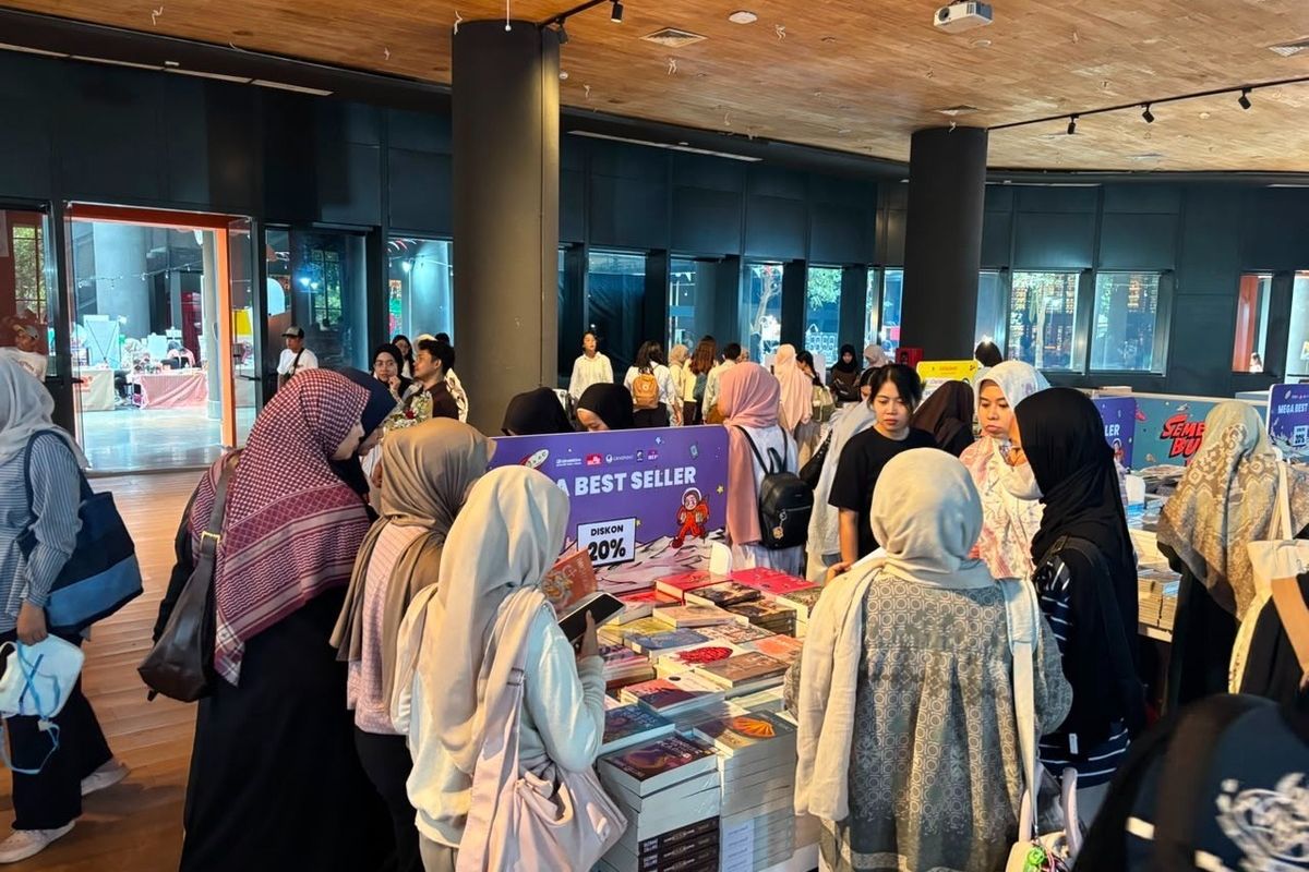Suasana Semesta Buku Yogyakarta di GIK UGM, pengunjung memilih buku di area Student Center Gelanggang Inovasi dan Kreativitas UGM