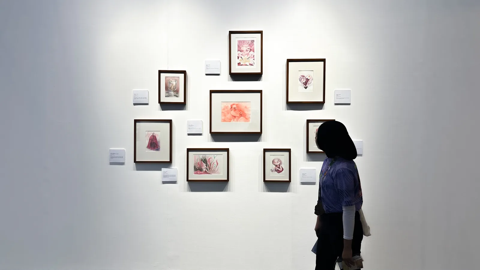 Pengunjung mengamati delapan karya berbingkai di pameran Mampir Gelanggang 2026