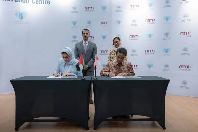 Penandatanganan kesepakatan pusat inovasi kemanusiaan UGM oleh NAMA dan UGM disaksikan Sheikh Sultan di GIK UGM