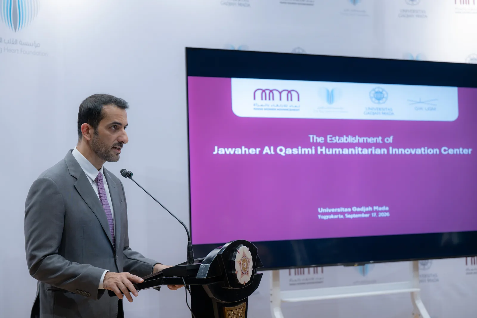Sheikh Sultan bin Ahmed Al Qasimi berpidato tentang pendirian pusat inovasi kemanusiaan UGM di GIK UGM