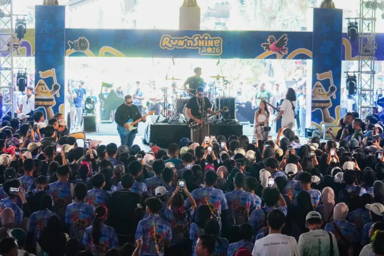 Barasuara tampil di panggung Run'nShine 2026 GIK UGM di hadapan ribuan peserta fun run