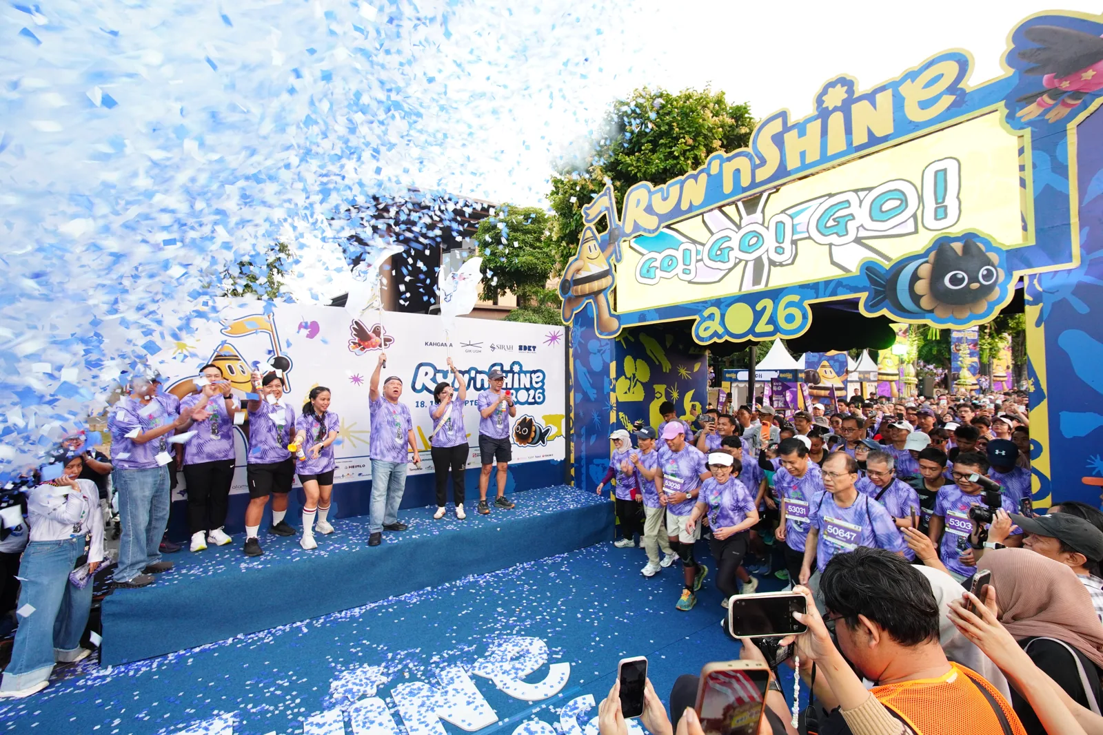 Garis start Run'nShine 2026 di GIK UGM dengan hujan confetti saat pelari dilepas
