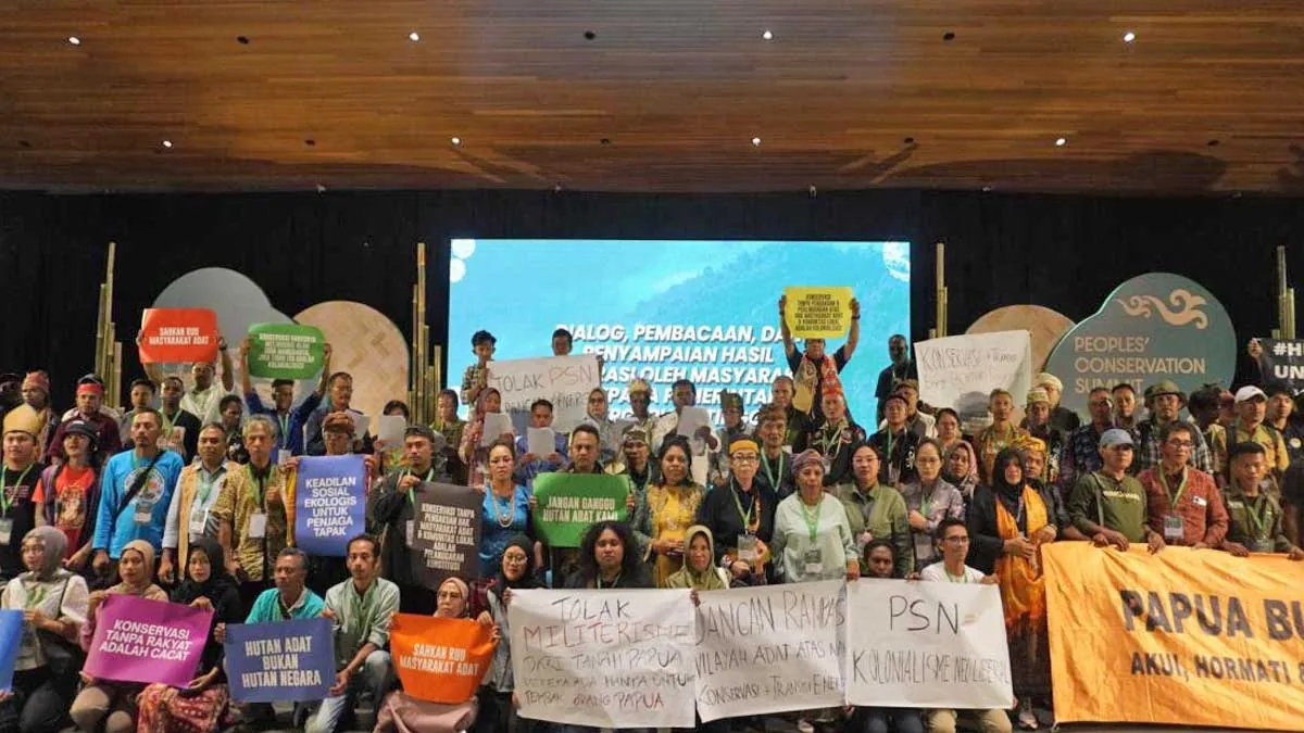 Peserta Peoples' Conservation Summit 2026 berfoto bersama membawa poster tuntutan konservasi berbasis rakyat di GIK UGM