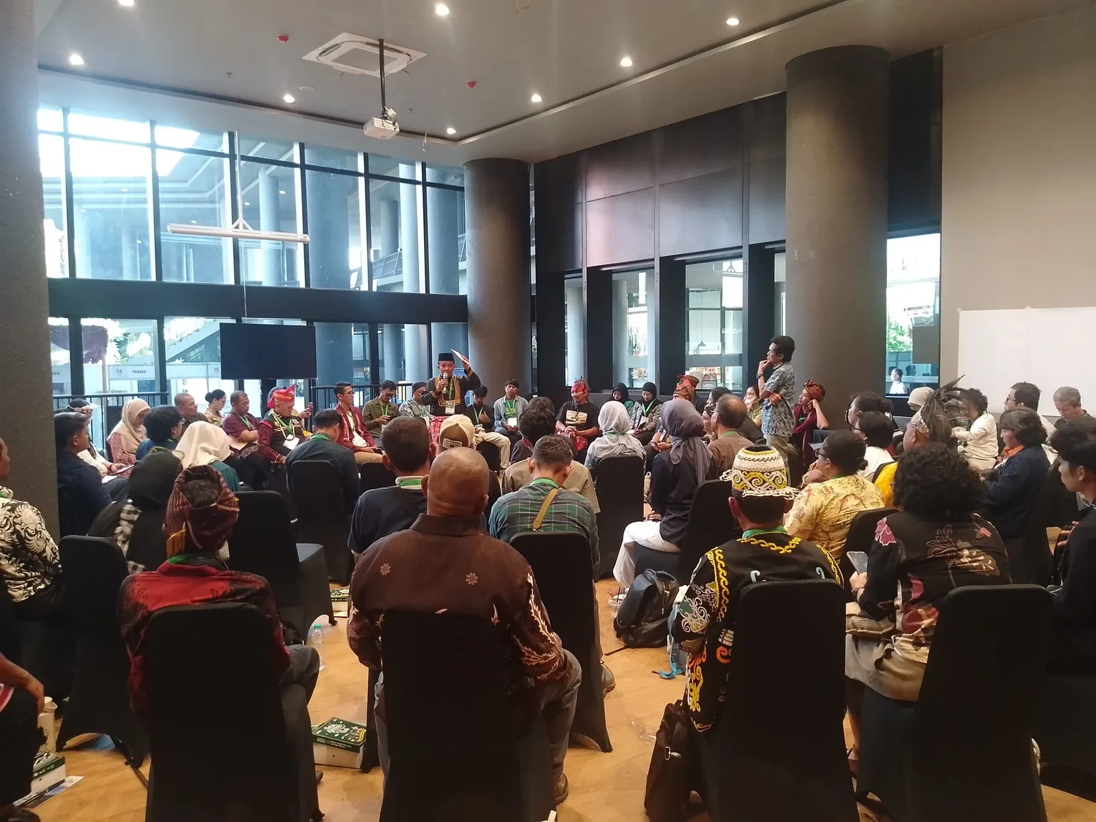 Peserta Peoples' Conservation Summit 2026 mengikuti sesi diskusi dalam formasi lingkaran di GIK UGM