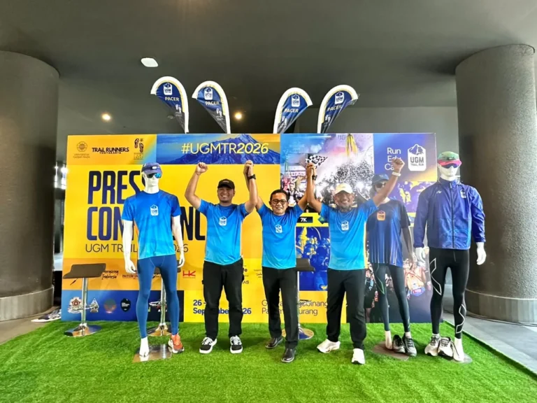 Tiga pembicara konferensi pers event trail run Jogja 2026, UGM Trail Run, mengangkat tangan di depan backdrop