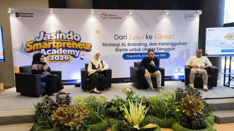 Panel pelatihan UMKM berbasis AI di Jasindo Smartpreneur Academy 2026 dengan moderator dan tiga narasumber