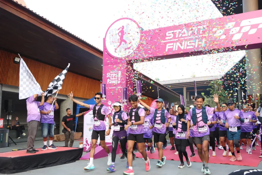 Peserta UGM Vet Fun Run 2026 dilepas dari garis start di GIK UGM diiringi bendera dan konfeti