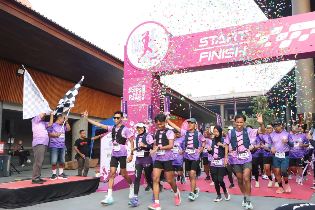Peserta UGM Vet Fun Run 2026 dilepas dari garis start di GIK UGM diiringi bendera dan konfeti