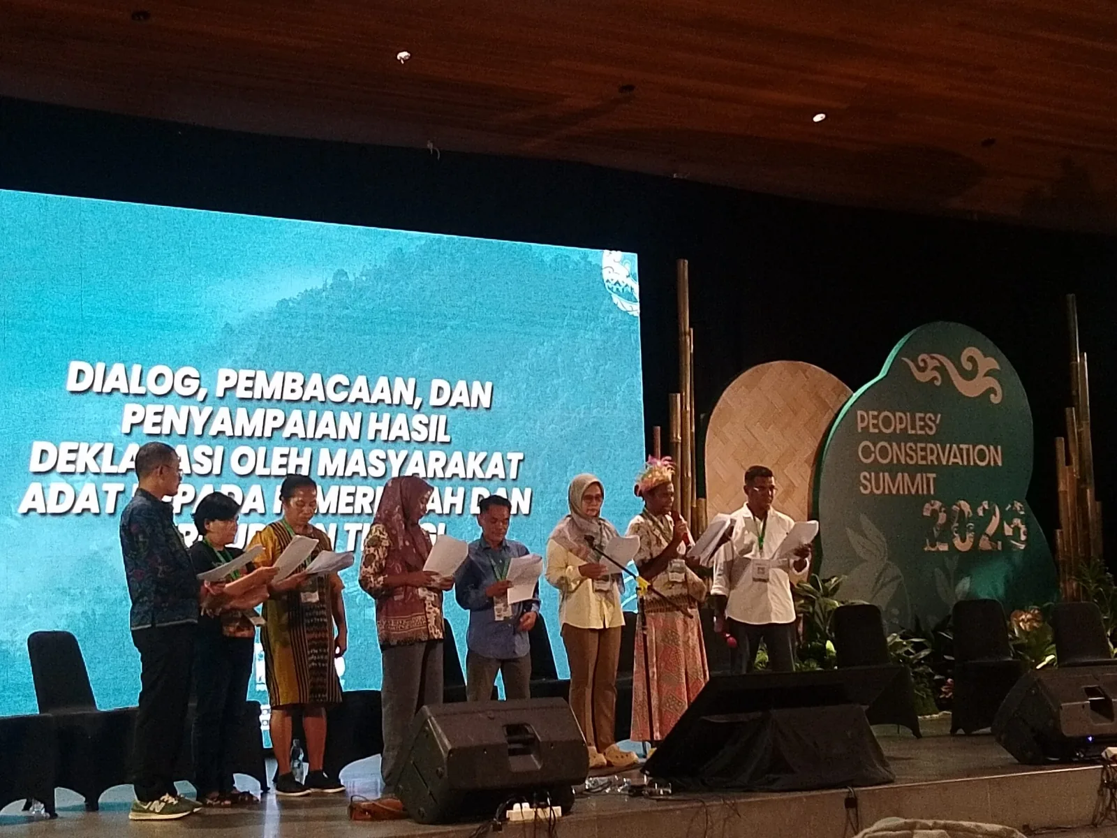 Perwakilan masyarakat adat membacakan deklarasi di panggung Peoples' Conservation Summit 2026 di GIK UGM