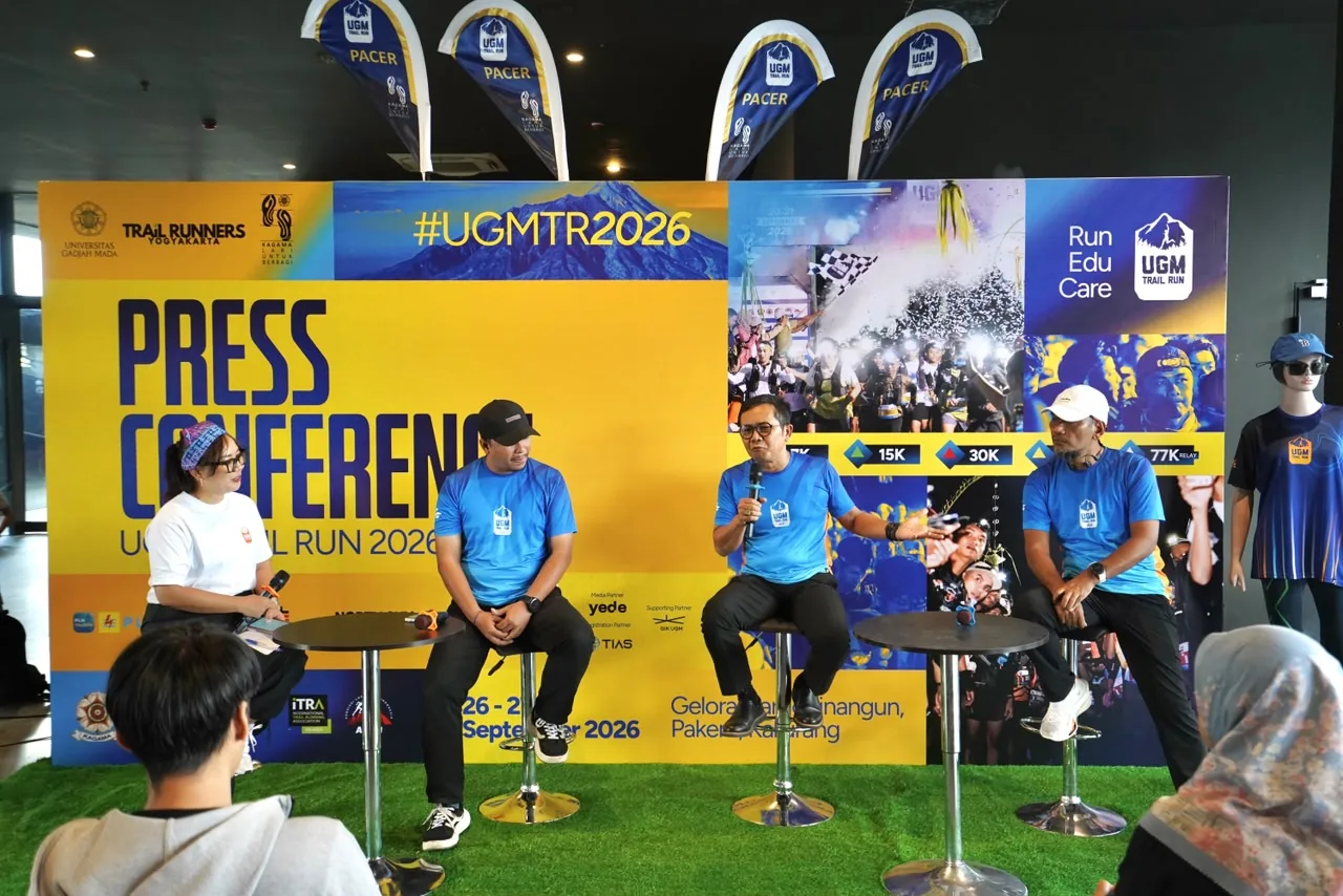 Pemandu acara dan tiga pembicara konferensi pers UGM Trail Run 2026 di depan backdrop #UGMTR2026