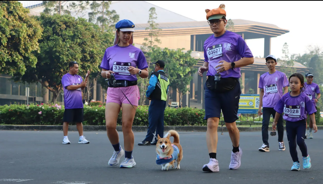 Peserta UGM Vet Fun Run 2026 lari bersama hewan peliharaan berupa anjing corgi di kawasan GIK UGM