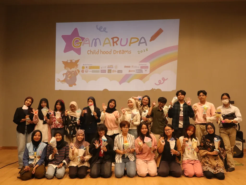 Peserta workshop dalam pameran seni rupa mahasiswa Gamarupa 2026 berfoto bersama membawa buket karya di GIK UGM