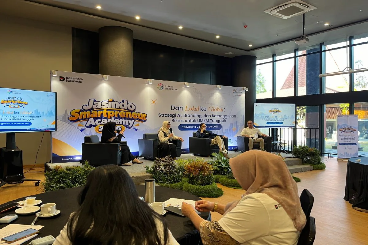 Peserta menyimak sesi diskusi Jasindo Smartpreneur Academy 2026 di ruang acara dengan panggung bertaman
