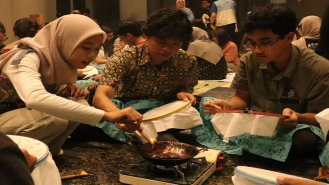 Peserta Gamarupa 2026 membatik dengan canting dan malam panas dalam workshop di GIK UGM